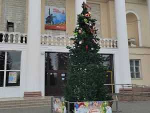 Две новогодние ели установили в поселках города Шахты