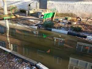 Месяц под водой: коммунальная авария в Шахтах заблокировала подъезды к домам