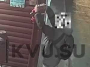 Украли праздник: декорация Деда Мороза возле магазина в Шахтах не провисела и суток