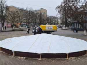 В Шахтах впервые укрыли на зиму фонтан на улице Шевченко