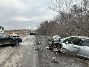 Два водителя и пассажир пострадали в лобовом столкновении авто в Новошахтинске