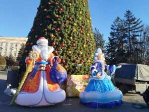 Трёхметровые Дед Мороз и Снегурочка появились на площади Ленина в Шахтах