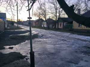 В поселке Красина города Шахты порыв воды превратил улицу в каток