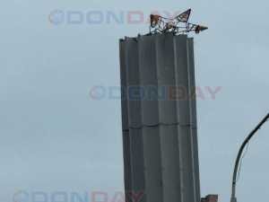 Звезда на стеле в посёлке ХБК в Шахтах опасно свисает над прохожими