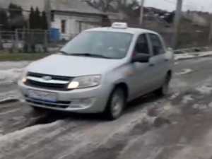 Канализация, которая уже год течет на улице Калинина в Шахтах, покрылась наледью