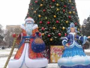 На площади Ленина в Шахтах снова стоят надувные Дед Мороз и Снегурочка