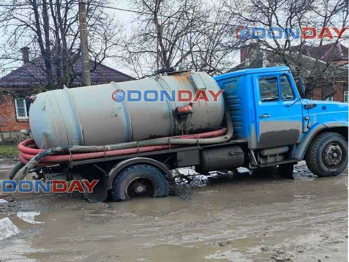 В Шахтах на дачной застрял ЗИЛ