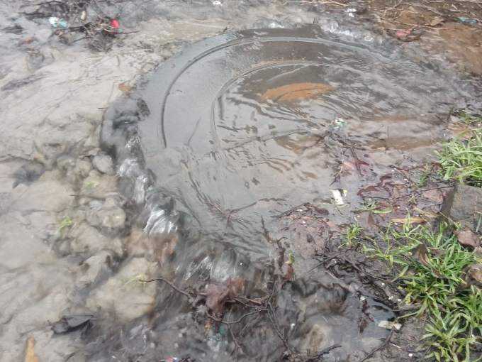 В Шахтах из люка третий день бьёт фонтан, угрожая домам