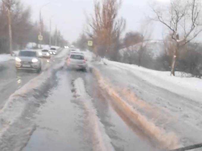 В городе Шахты машины с трудом не могут преодалеть наледь на дорогах