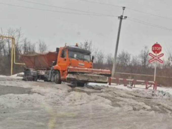 Железнодорожный переезд в посёлке Азовка в Шахтах покрылся ледяной кашей