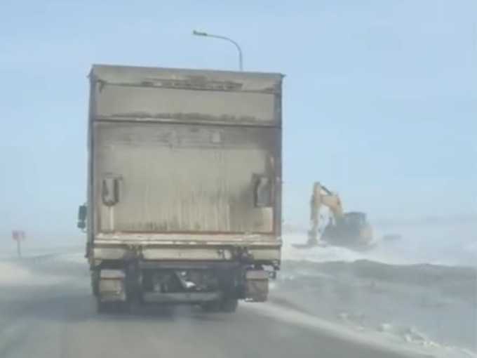 Снег и сильный ветер затруднили проезд на трассе М-4 "Дон" под Шахтами