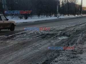 В поселке ХБК в Шахтах наледь из-за коммунально аварии заблокировала полосу движения