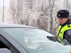 В Шахтах пожилой водитель гонял по ступеням тротуара