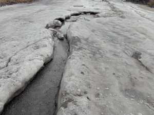 Поверх нового асфальта в поселке Воровского города Шахты образовались наледи