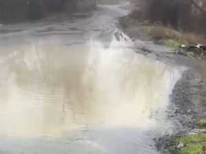 В Шахтах вонючая вода из канализации топит реку Атюхта