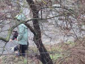 Текущая вода в Шахтах образовала ледяной "каток", куда проваливаются дети