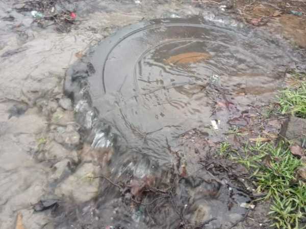 В Шахтах из люка третий день бьёт фонтан, угрожая домам