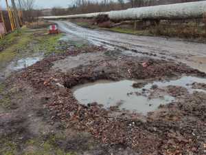 Жители улицы Драйзера в Шахтах не могут проехать по дороге после ремонта труб