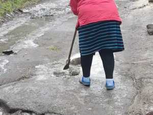 Ледяной тупик: на Трудовой улице в Шахтах годами не могут устранить течь