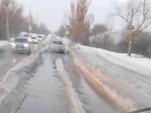 В городе Шахты машины с трудом не могут преодалеть наледь на дорогах