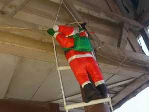 Раскаялся в содеянном: в Шахтах мужчина вернул украденную с фасада магазина игрушку