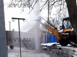 В Шахтах ликвидация порыва водопровода обернулась ледяным фонтаном