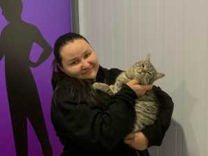 Оставленного на гибель кота в Шахтах приютила сотрудница ветклиники