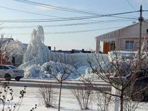 В Шахтах из-за аварии на водопроводе появилась необычная ледяная выставка