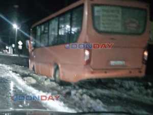 В Шахтах автобус застрял на обледенелой дороге из-за коммунальной аварии