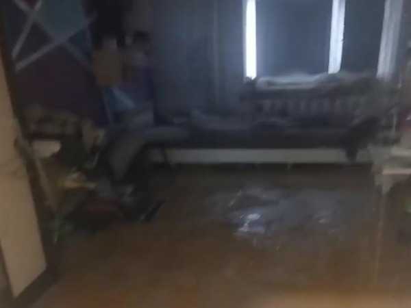 В Шахтах квартиры в многоэтажке затопила вода из аварийной трубы отопления