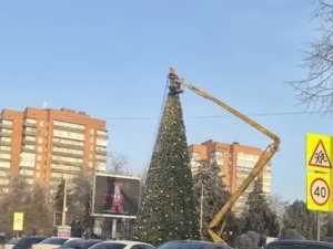 С площади Ленина в Шахтах убирают главную городскую елку