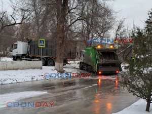 Мусоровоз застрял в полузамерзшей канализации в Шахтах