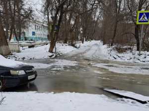 «Ходим по фекалиям»: в поселке ГРЭС города Шахты дорогу уже полгода заливает канализацией