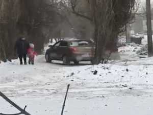 В Шахтах пешеходная зона стала проезжей из-за наледи на основной дороге