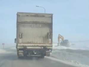 Снег и сильный ветер затруднили проезд на трассе М-4 "Дон" под Шахтами