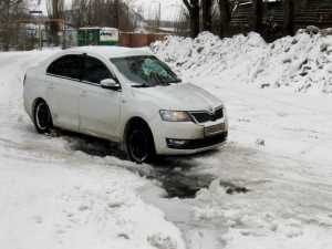 В городе Шахты машины не могут доехать до заправки из-за канализационной наледи