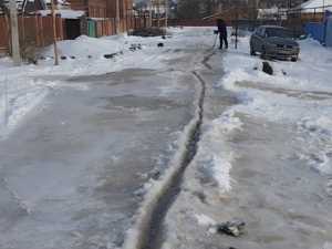 Канализация течет по улице Куйбышева в Шахтах даже после ремонта, проведенного водоканалом