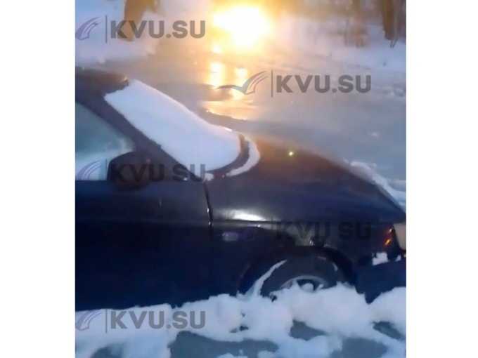 В Шахтах автомобиль попал в ледяную ловушку из канализационных стоков