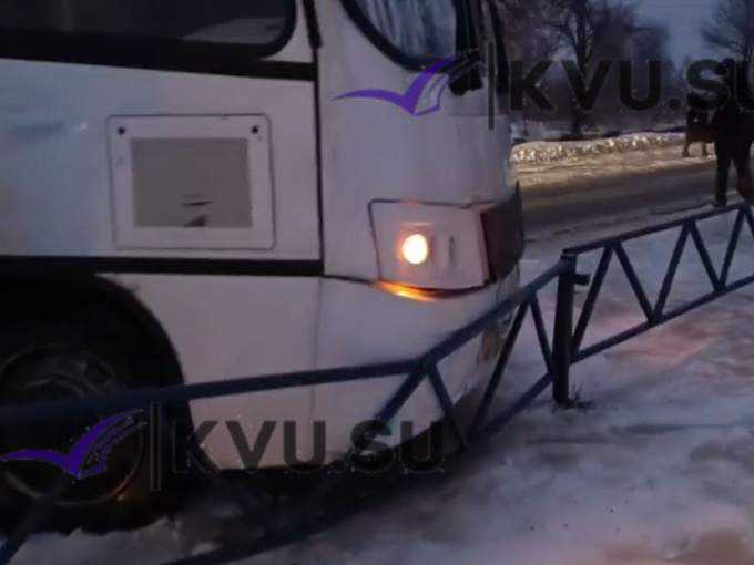 Авария с автобусом вынудила пассажиров пешком добираться до трассы под Шахтами