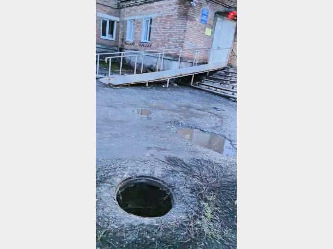 Пациенты поликлиники в поселке Аютинском города Шахты рискуют провалиться в открытый люк