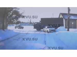 В Шахтах грузовик едва не столкнулся с авто на скользкой дороге