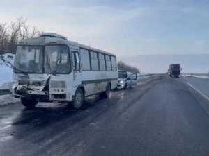 Двое пассажиров госпитализированы после столкновения автобуса с грузовиком на трассе под Шахтами