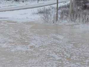 Двухнедельный прорыв канализации в Шахтах парализовал движение на дороге