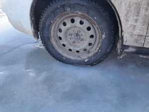 Машины вмерзают в лед на подъезде к школе в городе Шахты