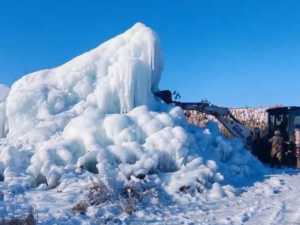 В Шахтах водоканал чинил порыв трубы внутри гигантской наледи