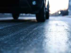 Водителей из Шахт предупредили об опасности из-за гололеда