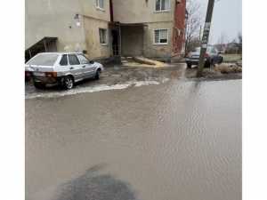 Непроходимые лужи не дают жителям Шахт выйти из дома