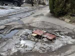 В центре Шахт пешеходы рискуют оказаться в ловушке из-за разбитых люков