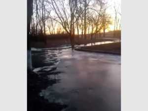 Замерзшие нечистоты перекрыли путь к школе в Шахтах