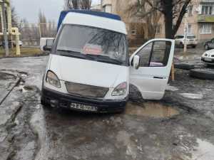 В Шахтах "Газель" провалилась в яму на улице Ильюшина